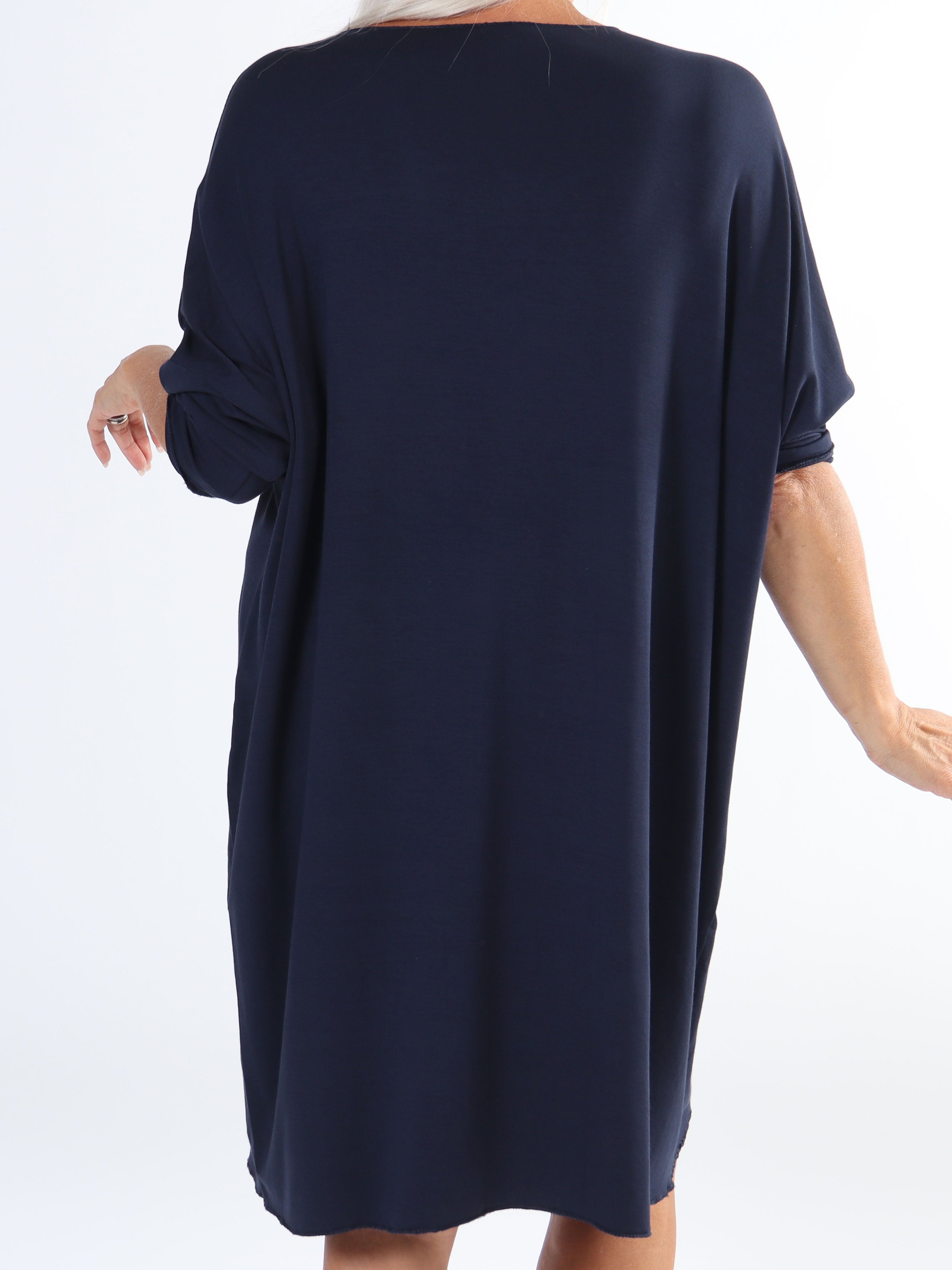 Vogue Long Sleeve - Langærmet plus size kjole i viskose med guld skrift